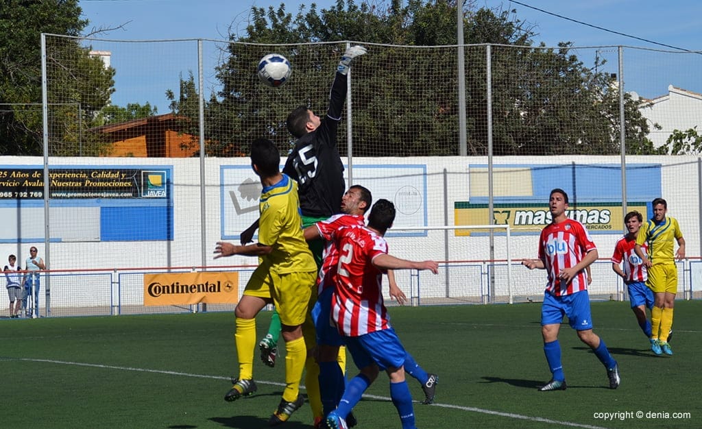 Dolorosa derrota del CD. Dénia ante su vecino el CD. Jávea 2 Intento de remate de Josep