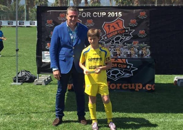 Joan Pedro Montserrat recogiendo su trofeo