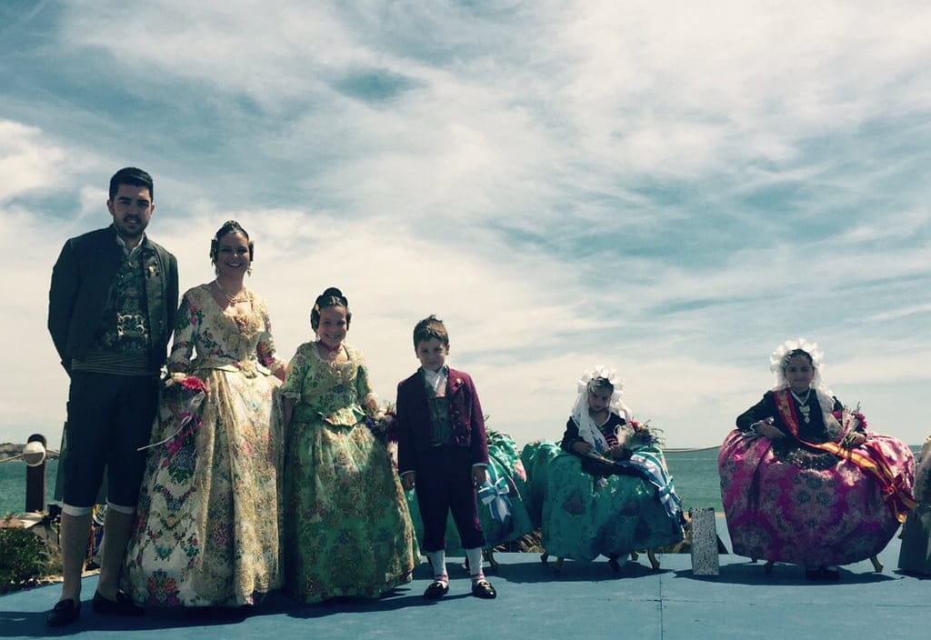 Los cargos de Baix la Mar en la presentación de la foguera Carrer Sant Vicent