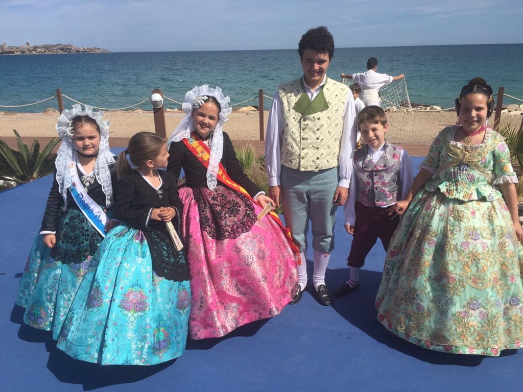 Los cargos infantiles de Baix la Mar con los infantiles de la Foguera Carrer Sant Vicent