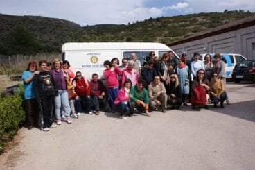 Los usuarios de APROSDECO con la nueva furgoneta