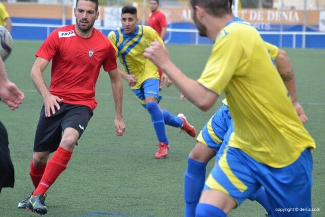 Lluita al centre del camp per controlar la pilota