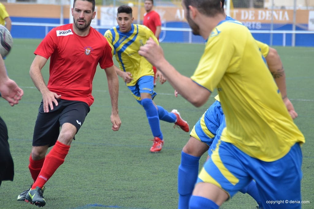 Lucha en el centro del campo por controlar el balón