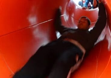 Luís en el tobogán