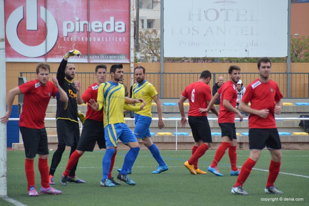 Mono esperando el balón