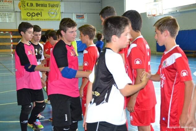 Saludos entre jugadores del Paidos La Chica de Ayer y el Petrer FS.