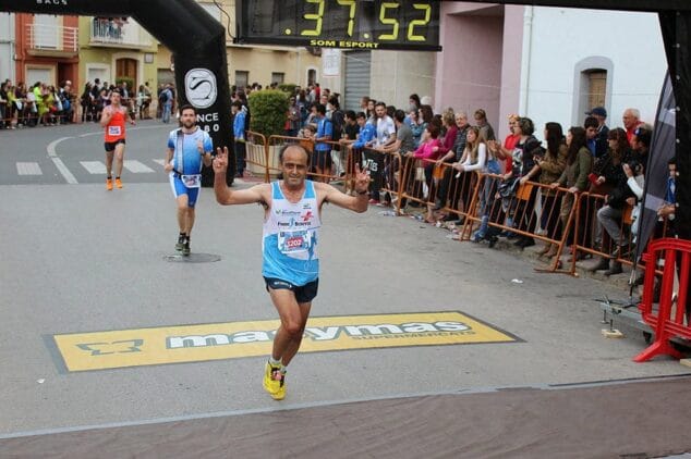 Vicente Llopis Cheli cruzando la meta