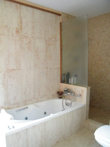 baño tonos tierra