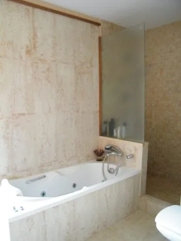 baño tonos tierra