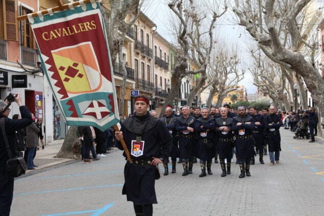 Conoce las 8 filaes del bando cristiano de los Moros y Cristianos de Dénia 10 Imagen: Cavallers desfilando durante el Mig Any de 2022