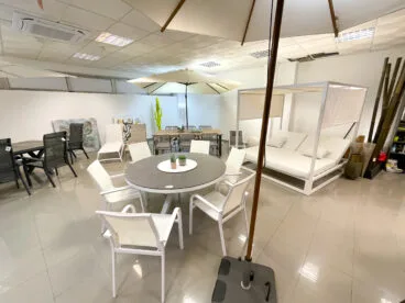 Conjunto de terraza en blanco en In&Out – Muebles Martínez