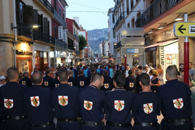 Conoce las 8 filaes del bando cristiano de los Moros y Cristianos de Dénia 12 Imagen: Filà Deniers en 2019 por el centro de Dénia