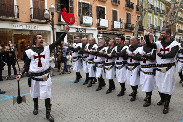 Conoce las 8 filaes del bando cristiano de los Moros y Cristianos de Dénia 16 Imagen: Filà Templaris desfilando por Marqués de Campo
