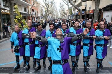 La filà Creuats durante el desfile de Mig Any