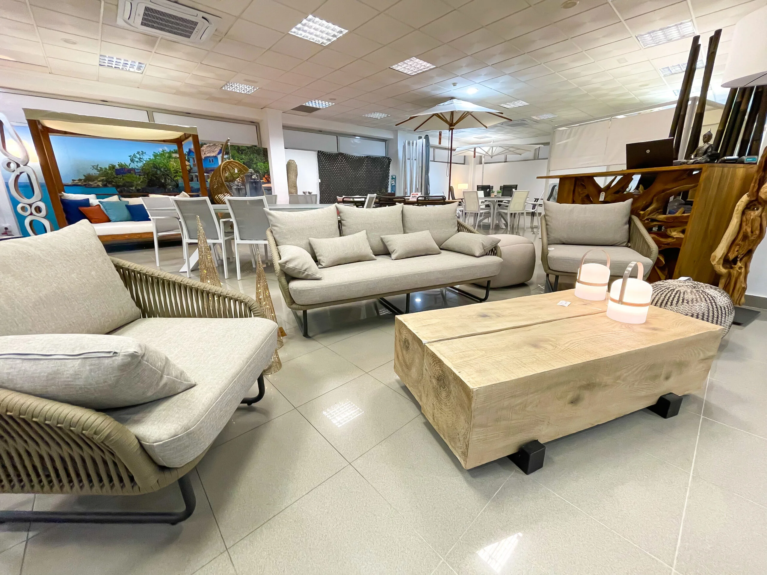 Sofás y mesas para espacios exteriores en In&Out – Muebles Martínez