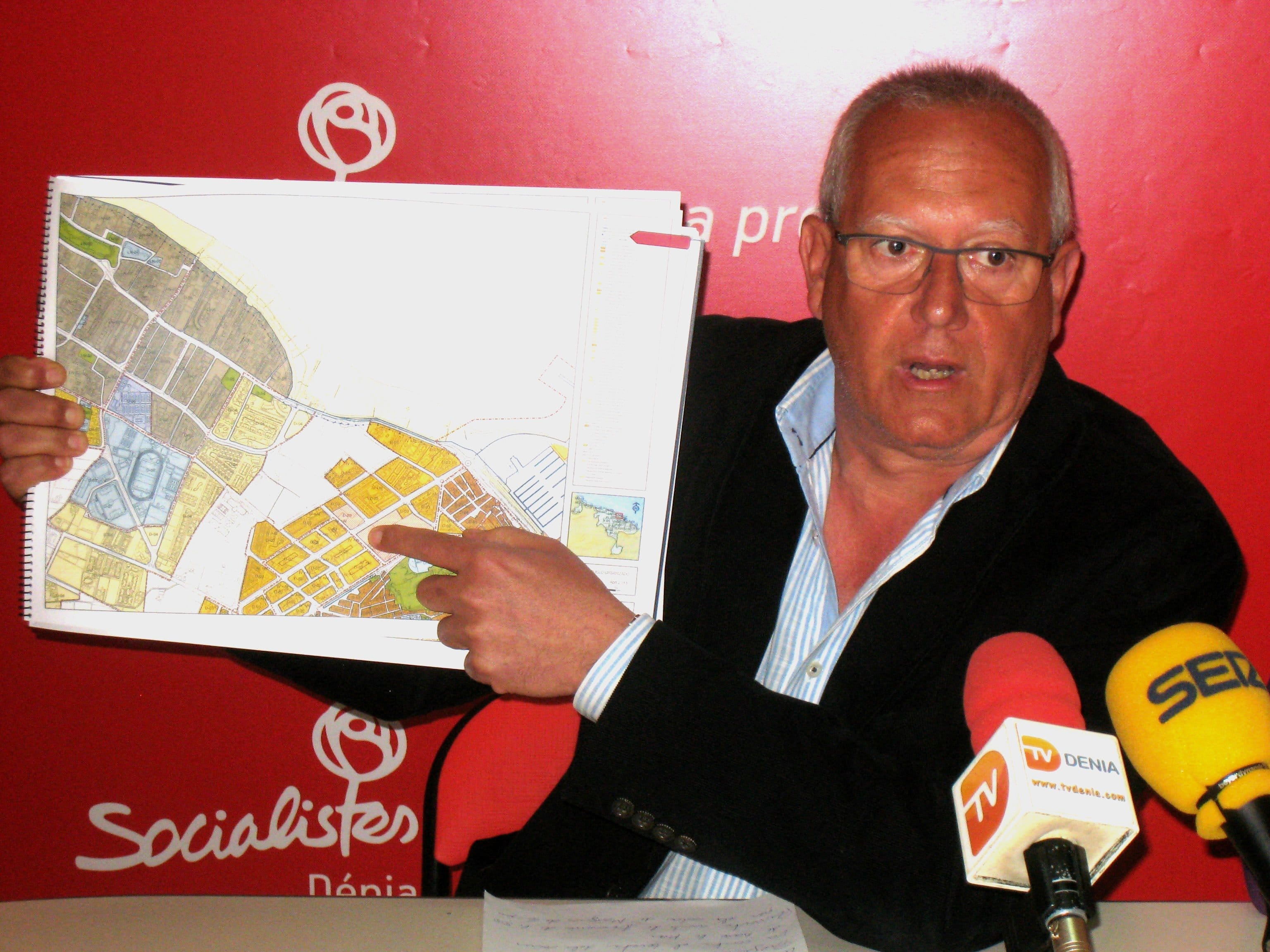 Grimalt con un plano del PE