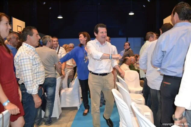 Ana Kringe quiere completar el proyecto de ciudad iniciado en 2008 4 02 Presentación candidatura PP Dénia Entrada de Ana Kringe y José Císcar
