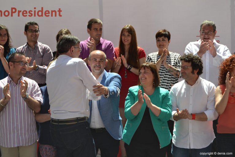 Mitin PSOE Dénia - Ximo Puig saluda a los miembros de la lista