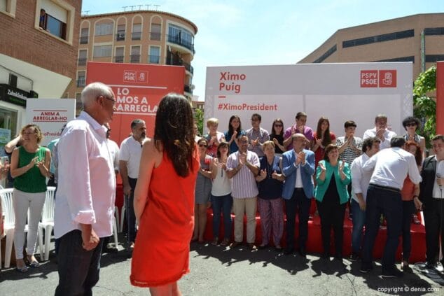 05 Mitin PSOE Dénia Ximo Puig saluda a los miembros de la lista