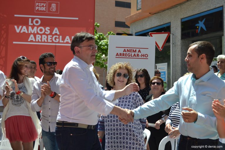 Mitin PSOE Dénia - Ximo Puig saluda a los miembros de la lista