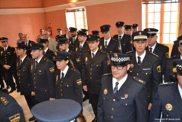 07 Acto de concesión de la Medalla de la Ciutat a la Comisaría de Policía Nacional de Dénia agentes de gala