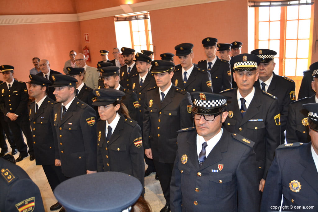 Acto de concesión de la Medalla de la Ciutat a la Comisaría de Policía Nacional de Dénia – agentes de gala