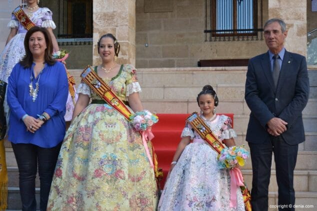 07 Proclamación Falleras Mayores de Dénia 2016 Falleras Mayores con alcaldesa y concejal
