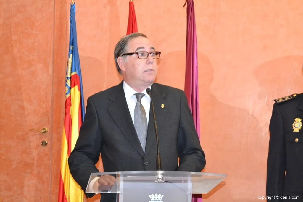 Acto de concesión de la Medalla de la Ciutat a la Comisaría de Policía Nacional de Dénia - Javer Ygarza