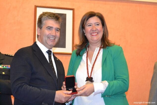 10 Acto de concesión de la Medalla de la Ciutat a la Comisaría de Policía Nacional de Dénia Ignacio Cosidó y Ana Kringe