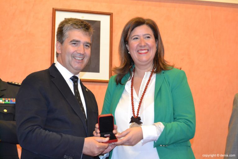 Acto de concesión de la Medalla de la Ciutat a la Comisaría de Policía Nacional de Dénia - Ignacio Cosidó y Ana Kringe