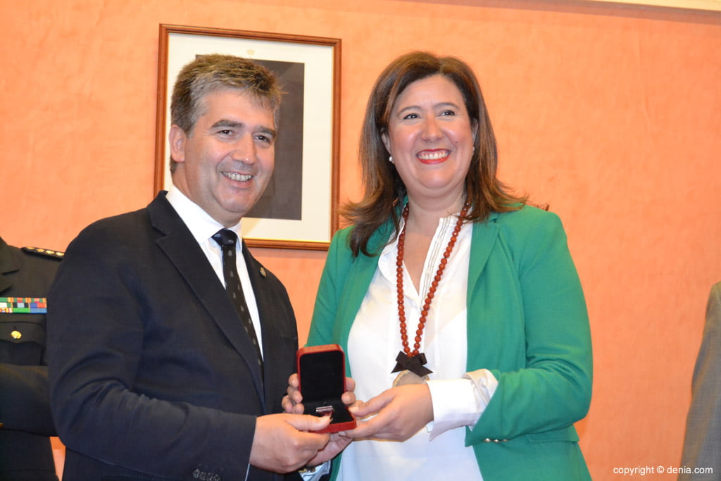 Acto de concesión de la Medalla de la Ciutat a la Comisaría de Policía Nacional de Dénia – Ignacio Cosidó y Ana Kringe