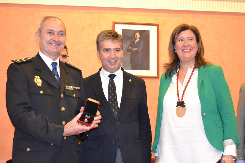 Acto de concesión de la Medalla de la Ciutat a la Comisaría de Policía Nacional de Dénia – Antonio Cabeza