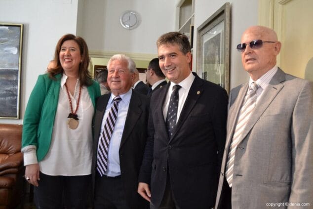 13 Acto de concesión de la Medalla de la Ciutat a la Comisaría de Policía Nacional de Dénia antiguos alcaldes de Dénia