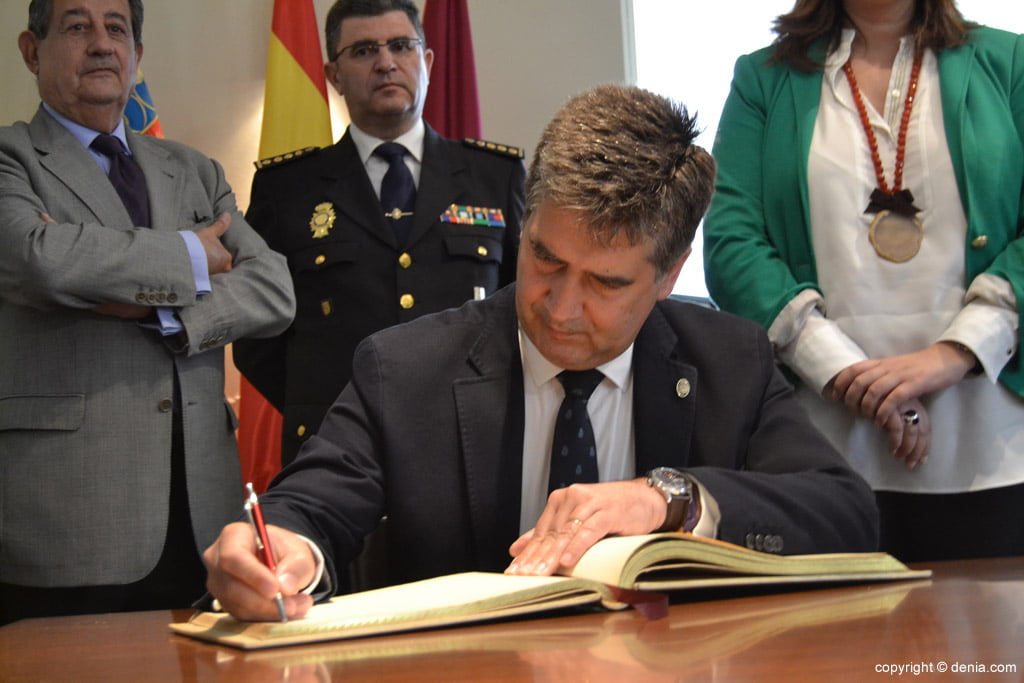 Acto de concesión de la Medalla de la Ciutat a la Comisaría de Policía Nacional de Dénia – Ignacio Cosidó firma en el libro de la ciudad