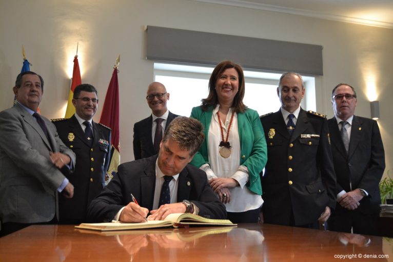 Acto de concesión de la Medalla de la Ciutat a la Comisaría de Policía Nacional de Dénia - Ignacio Cosidó firma en el libro de la ciudad