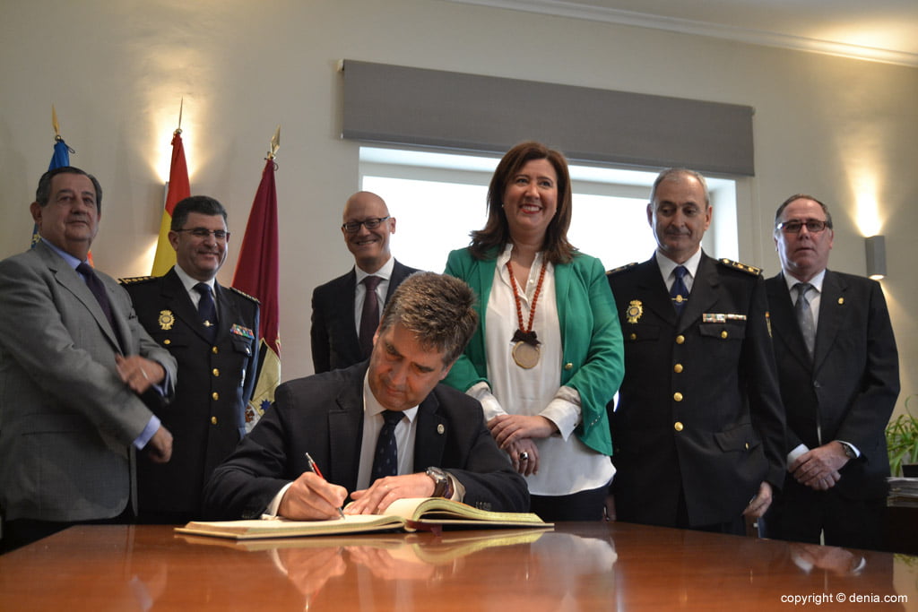 Acto de concesión de la Medalla de la Ciutat a la Comisaría de Policía Nacional de Dénia – Ignacio Cosidó firma en el libro de la ciudad
