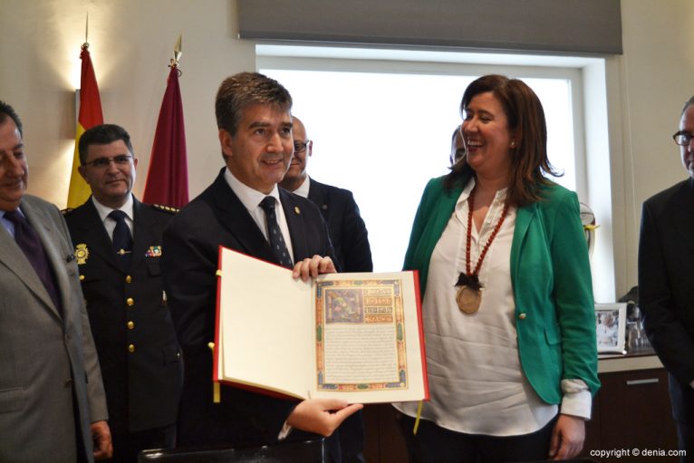 Acto de concesión de la Medalla de la Ciutat a la Comisaría de Policía Nacional de Dénia