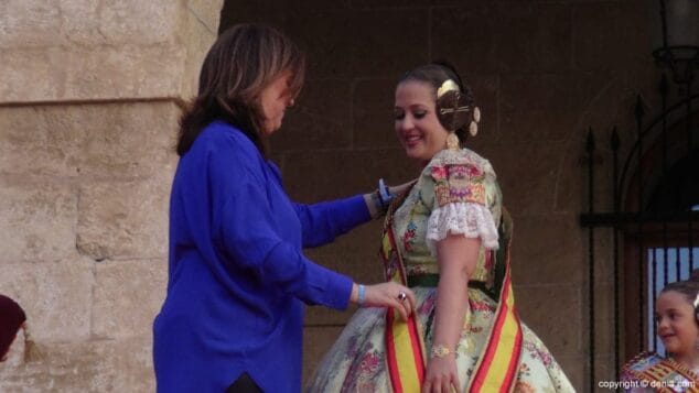 30 Proclamación Falleras Mayores de Dénia 2016 Imposición de banda a Marina