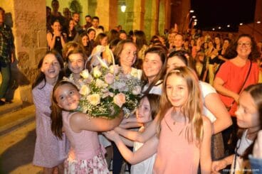 Elección Falleras Mayores Dénia 2016 – Alejandra con las falleras mayores de 2016