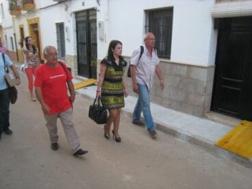 Adriana Lastra y Vicent Grimalt en el barrio de Les Roques