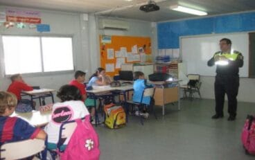 Agente de policía local en el colegio de La Xara