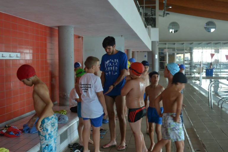 Alumnos del Campus de Fútbol en la piscina