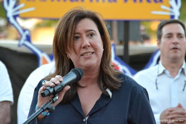 Ana Kringe dando la bienvenida a todos los participantes