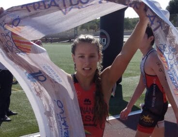 Andrea Fernández guanyadora del Aquatló Escolar d'Alacant