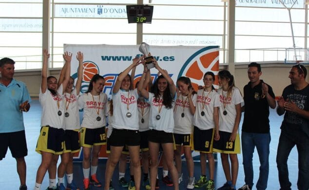 Andrés Ponce y sus chicas del cadete femenino del Dénia Básquet