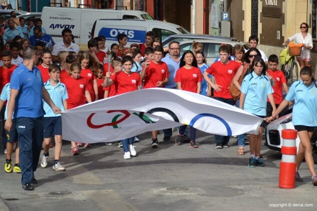 Calurosa acogida a la antorcha de los XI Mini Jocs Olímpics de la Marina Alta 5 Antorcha en la Plaza del Consell