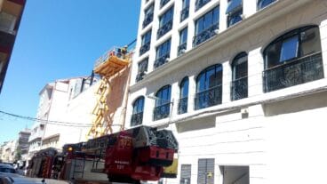 Bomberos en la calle Colón