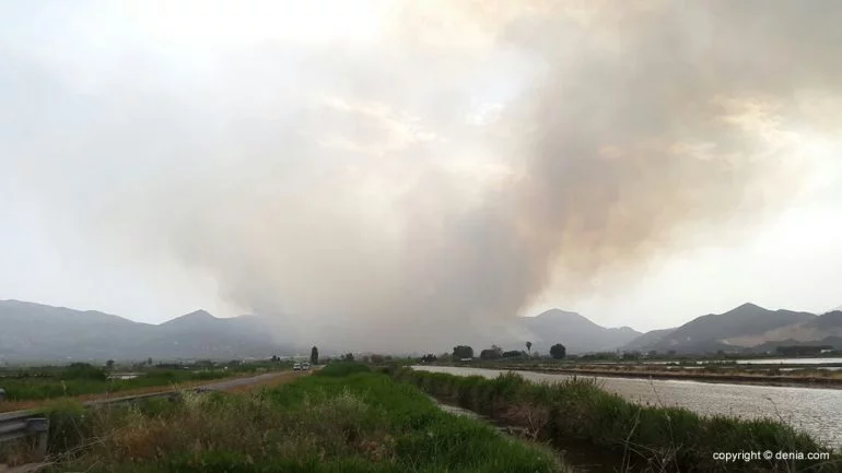 Columna de humo del incendio de Vall d`Ebo