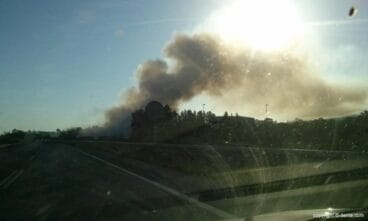 Columna de humo del incendio en la planta de compostaje