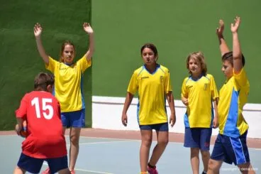 El equipo Dénia de balonmano defendiendo